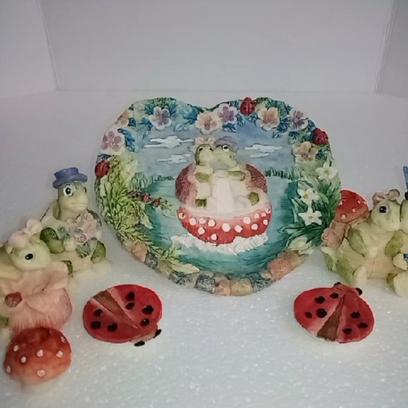 Spring Love in the Garden ceramic themed Décor piece - Picture 1 of 2